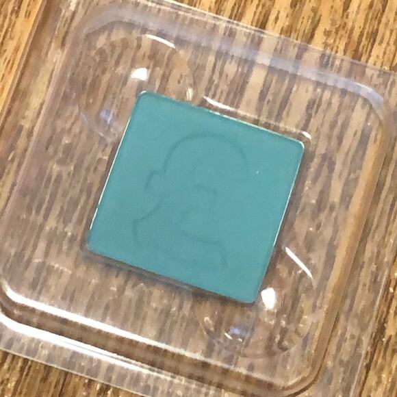 Jeffree Star Artistry Single in Heavy Weighted Shade Teal Matte Eyeshadow - Picture 2 of 5